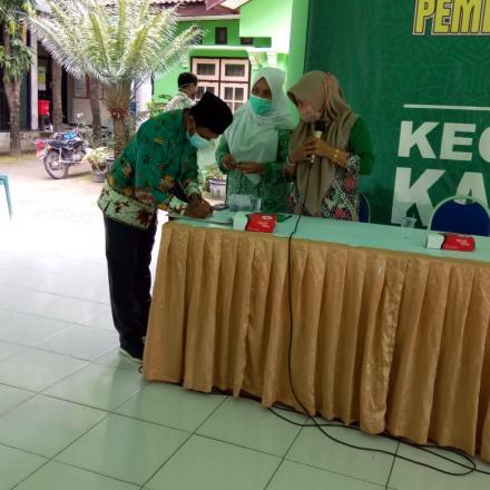 BANK SAMPAH FATAYAT NU DESA PUNGPUNGAN TERIMA BANTUAN GEROBAK MOTOR